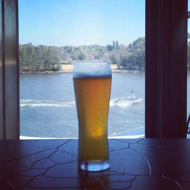 ウォーキングと言うか散歩というかでビールを飲んで帰るのは(精神)健康に良いと思っておこう…午後の半端な時間でも開いている貴重なお店。 (Instagram)