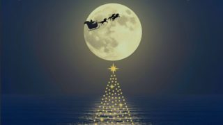 夜に駆け抜ける馬ぞりに乗ったサンタ