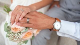 結婚するカップル